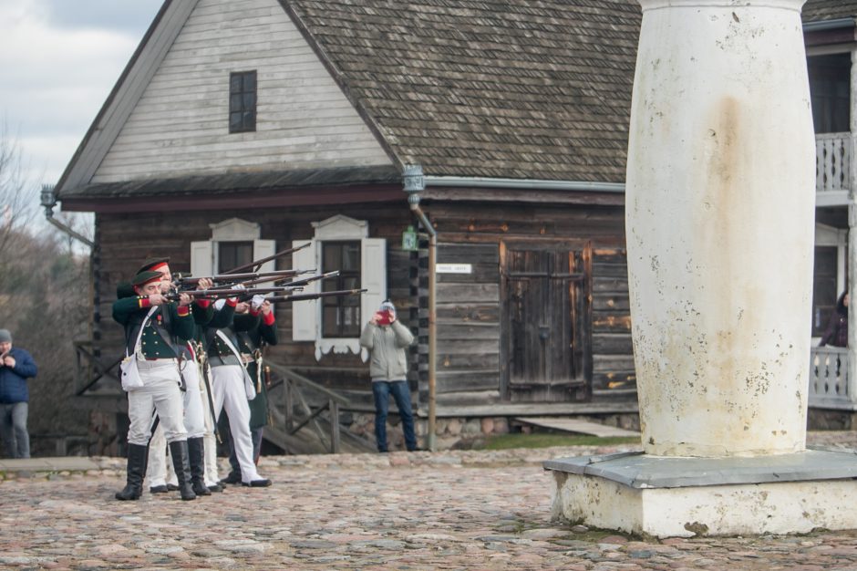 Rumšiškės virto mūšio lauku: Napoleono patrankos paskandino muziejų dūmuose