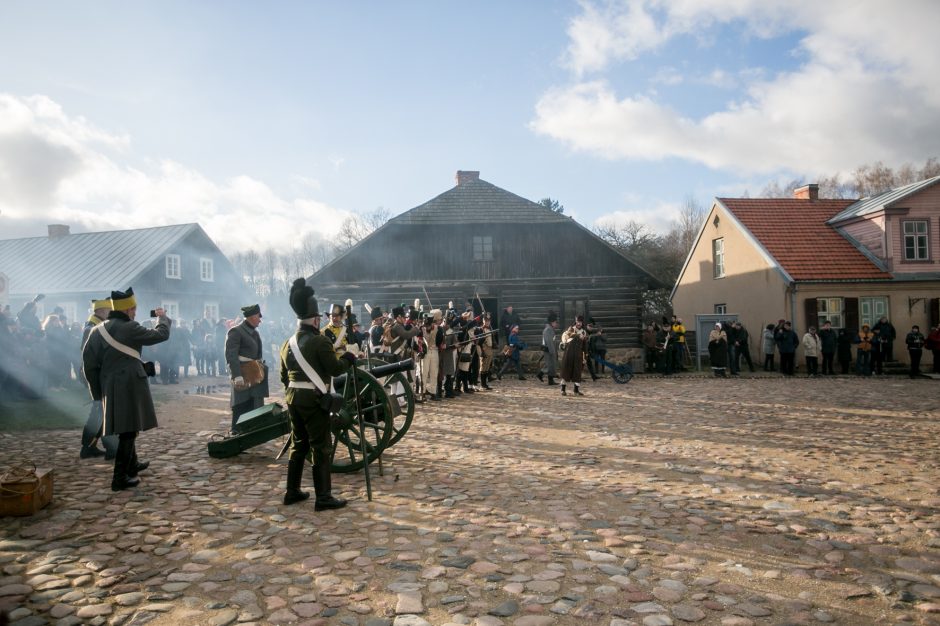 Rumšiškės virto mūšio lauku: Napoleono patrankos paskandino muziejų dūmuose