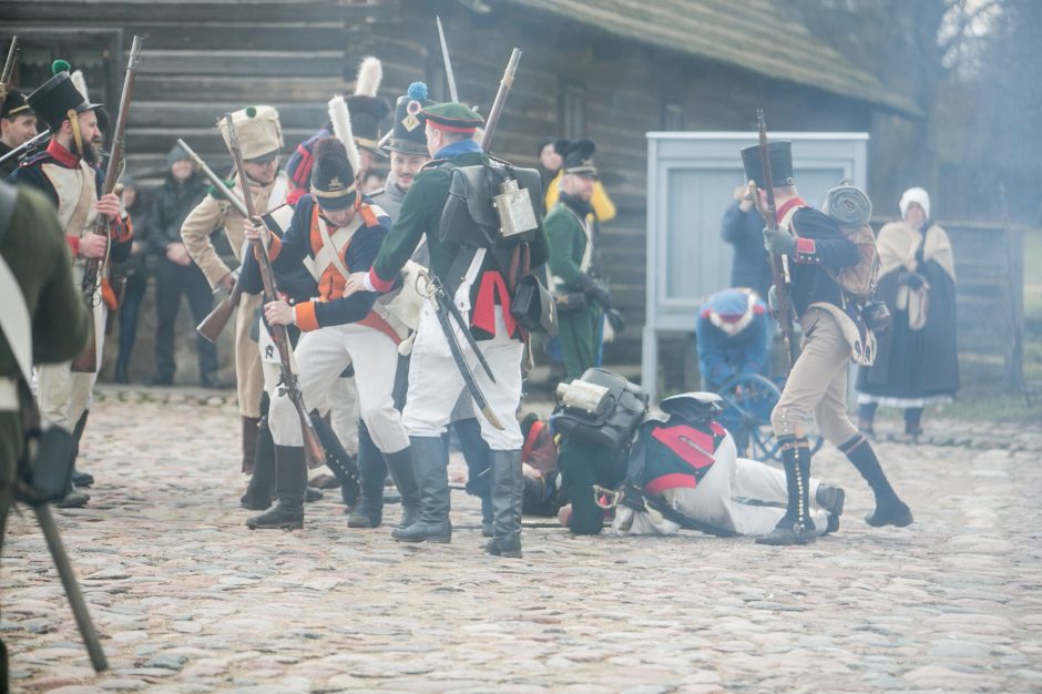 Rumšiškės virto mūšio lauku: Napoleono patrankos paskandino muziejų dūmuose