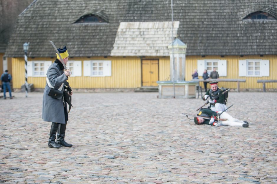 Rumšiškės virto mūšio lauku: Napoleono patrankos paskandino muziejų dūmuose