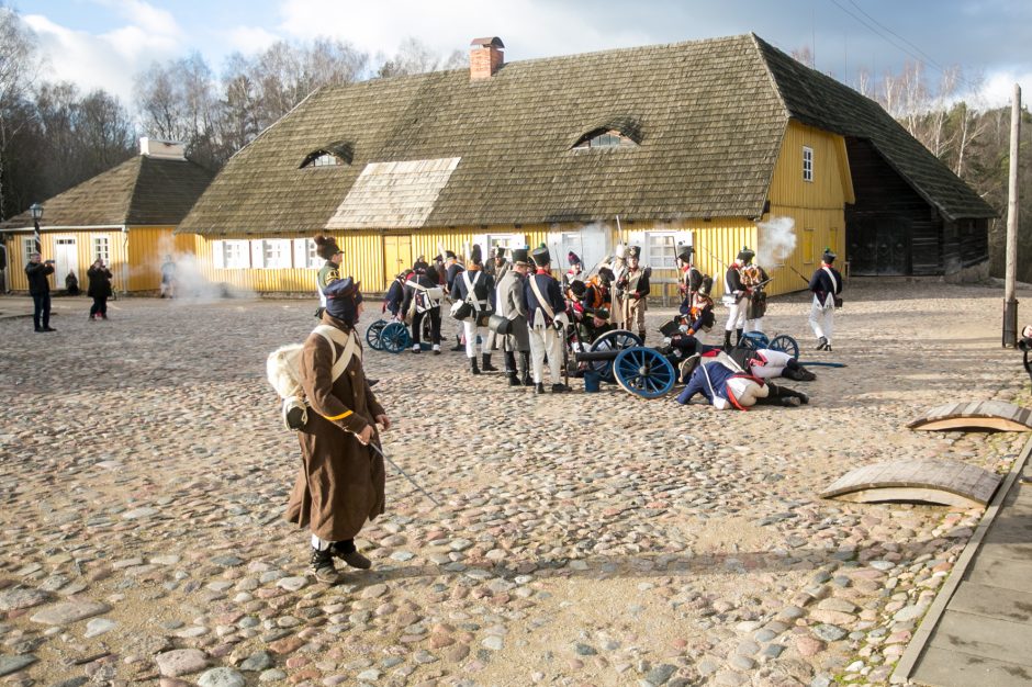 Rumšiškės virto mūšio lauku: Napoleono patrankos paskandino muziejų dūmuose