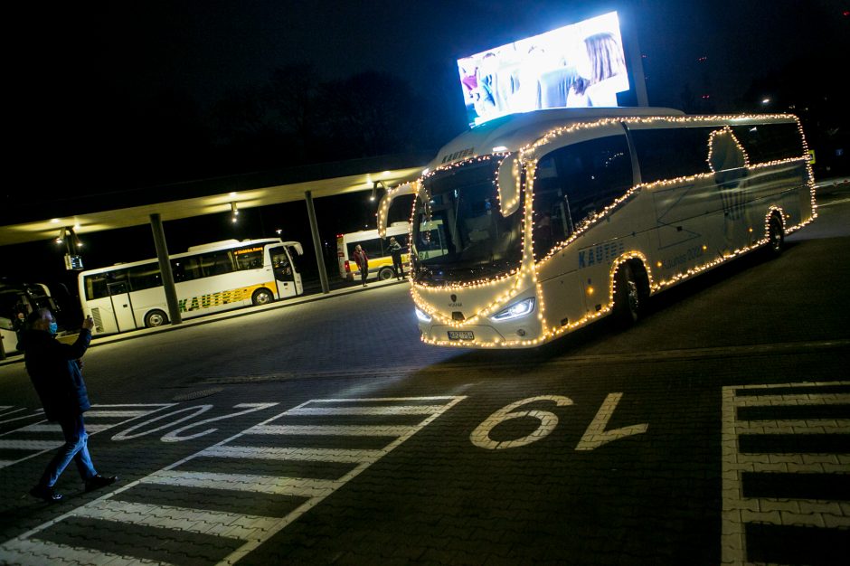 Į gatves išriedėjo kalėdinis autobusas! (nuotraukų galerija)