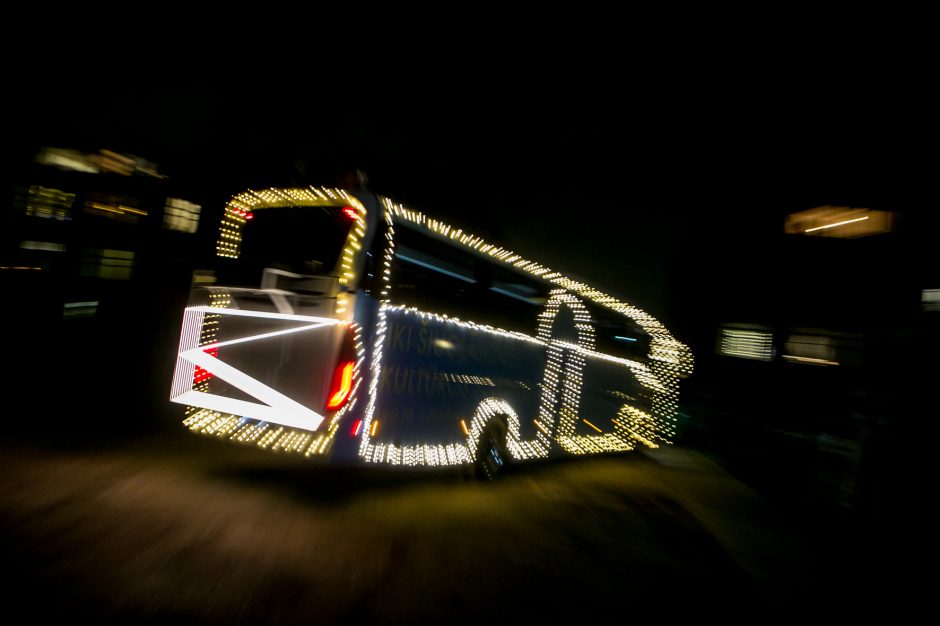 Į gatves išriedėjo kalėdinis autobusas! (nuotraukų galerija)