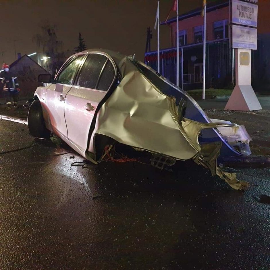 Žiauri avarija Kaune: nuo policijos bėgęs BMW vairuotojas rėžėsi į stulpą