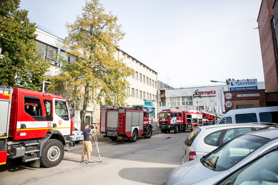 Kaune degė gamybinio pastato siena