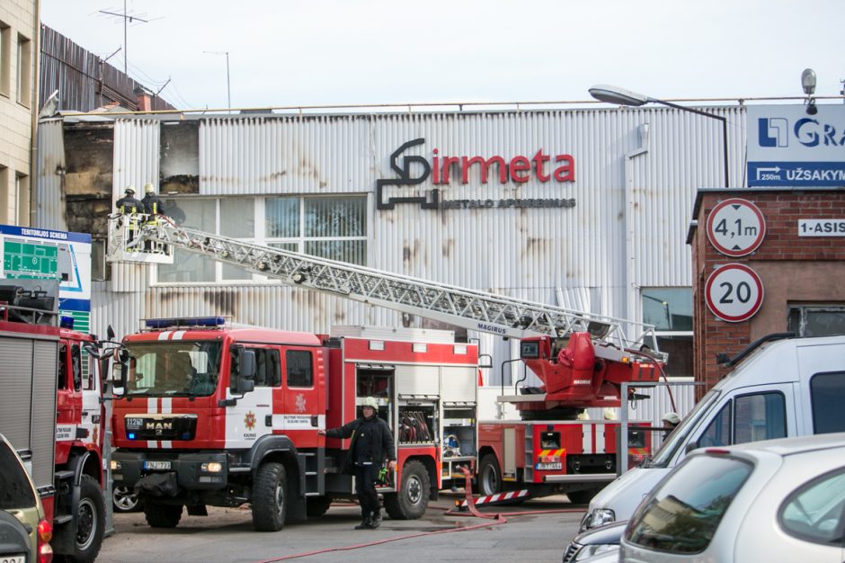 Kaune degė gamybinio pastato siena