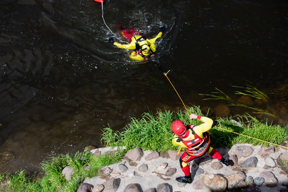 Ugniagesiai gelbėtojai ragina žmones atsakingai elgtis prie vandens telkinių