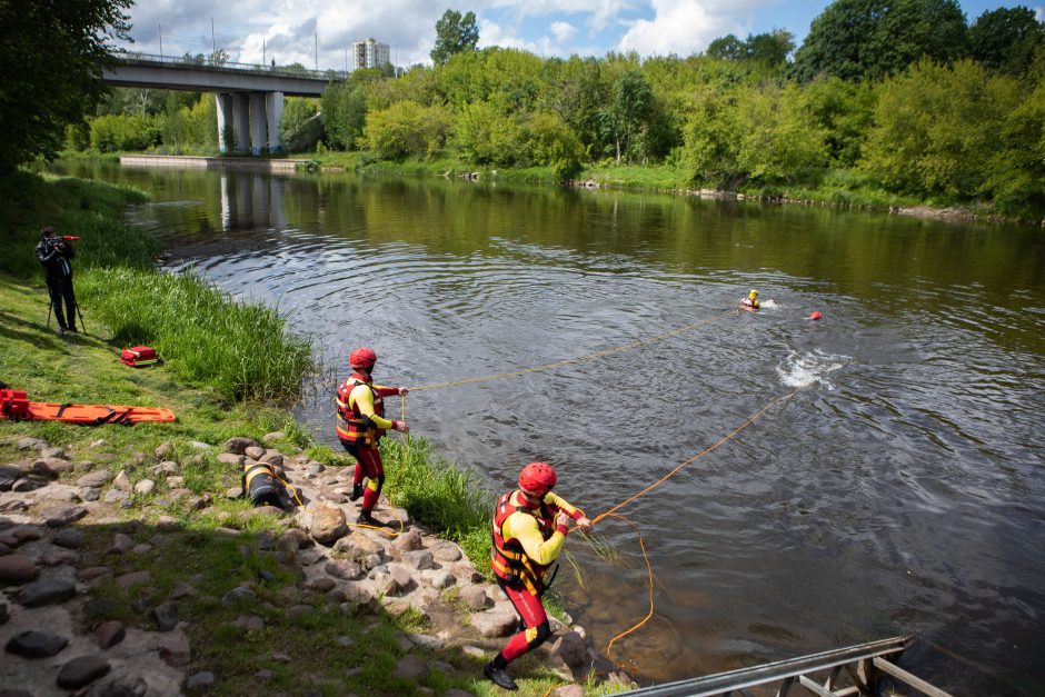 Ugniagesiai gelbėtojai ragina žmones atsakingai elgtis prie vandens telkinių