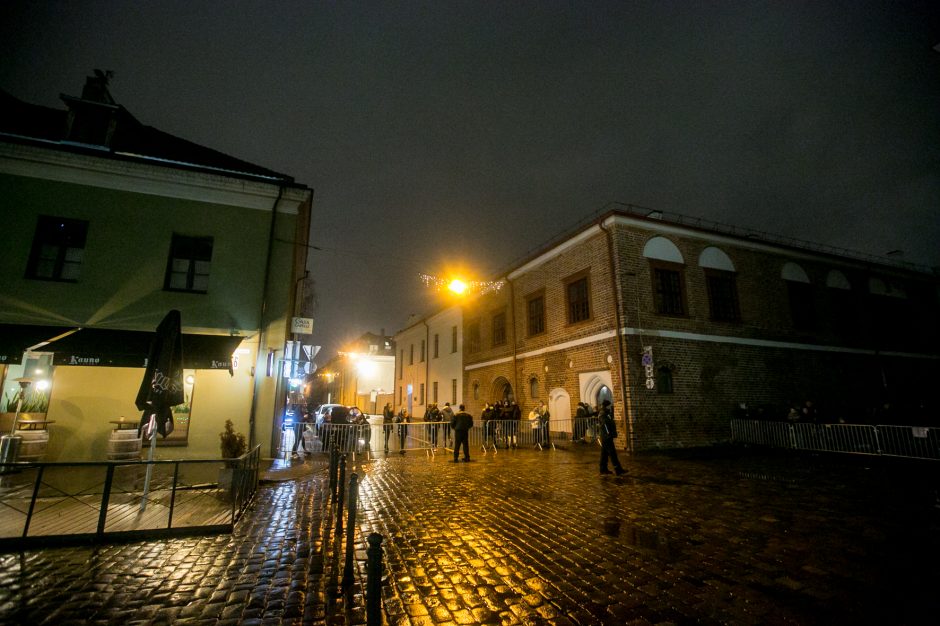 Į Rotušės aikštę buvo įleidžiami ne visi, tačiau žmonės vis tiek rinkosi prie tvorų