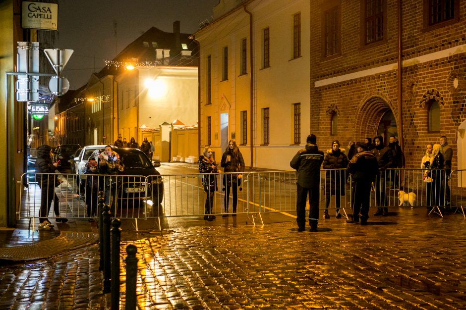 Į Rotušės aikštę buvo įleidžiami ne visi, tačiau žmonės vis tiek rinkosi prie tvorų