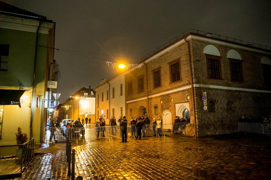 Į Rotušės aikštę buvo įleidžiami ne visi, tačiau žmonės vis tiek rinkosi prie tvorų