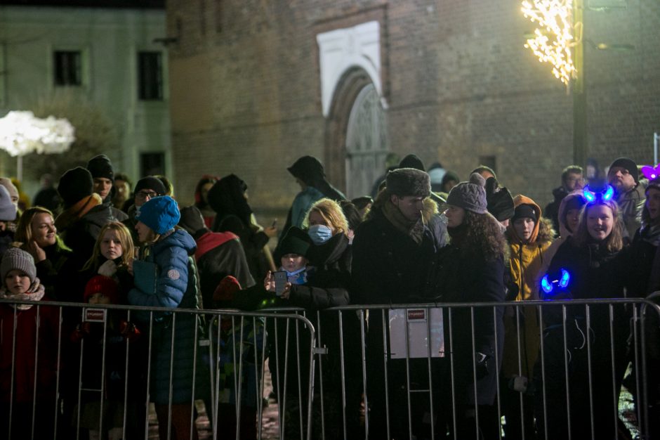 Į Rotušės aikštę buvo įleidžiami ne visi, tačiau žmonės vis tiek rinkosi prie tvorų