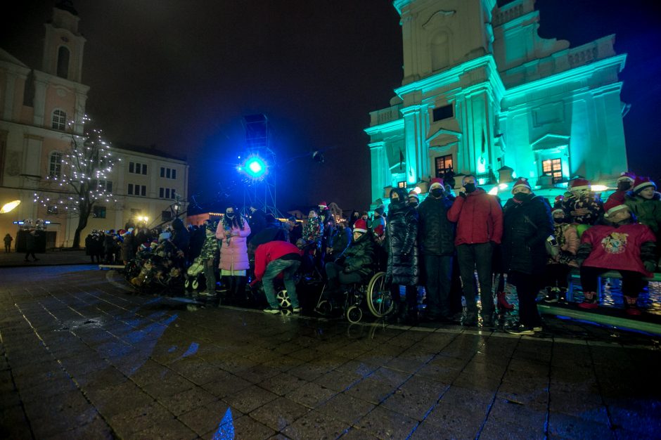 Į Rotušės aikštę buvo įleidžiami ne visi, tačiau žmonės vis tiek rinkosi prie tvorų