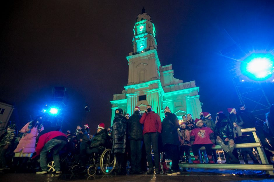 Į Rotušės aikštę buvo įleidžiami ne visi, tačiau žmonės vis tiek rinkosi prie tvorų