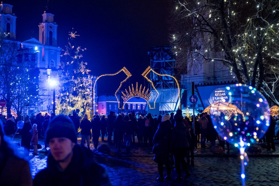 Žingsnis link Kalėdų: įžiebta žvaigždėmis puošta Kauno eglutė!