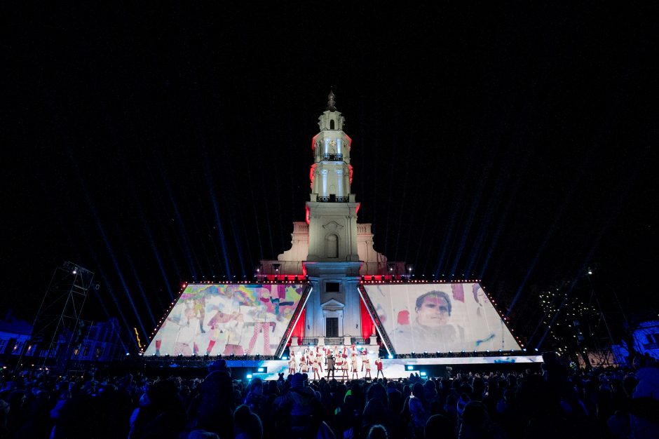 Žingsnis link Kalėdų: įžiebta žvaigždėmis puošta Kauno eglutė!