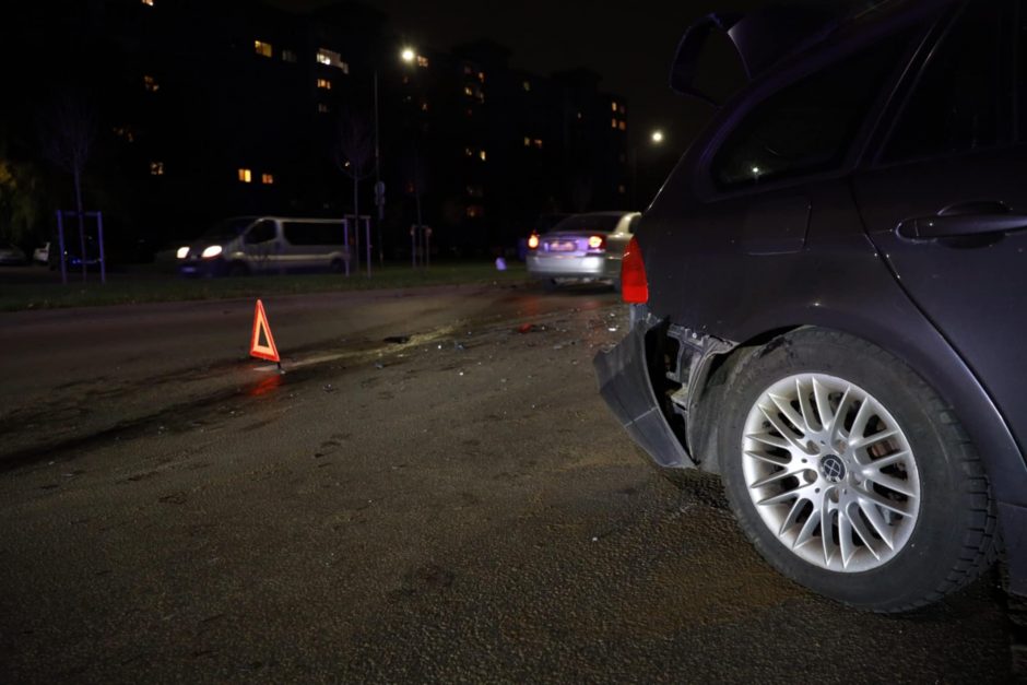 Avarija Šiaurės prospekte: po smūgio automobilių detalės pažiro kelyje