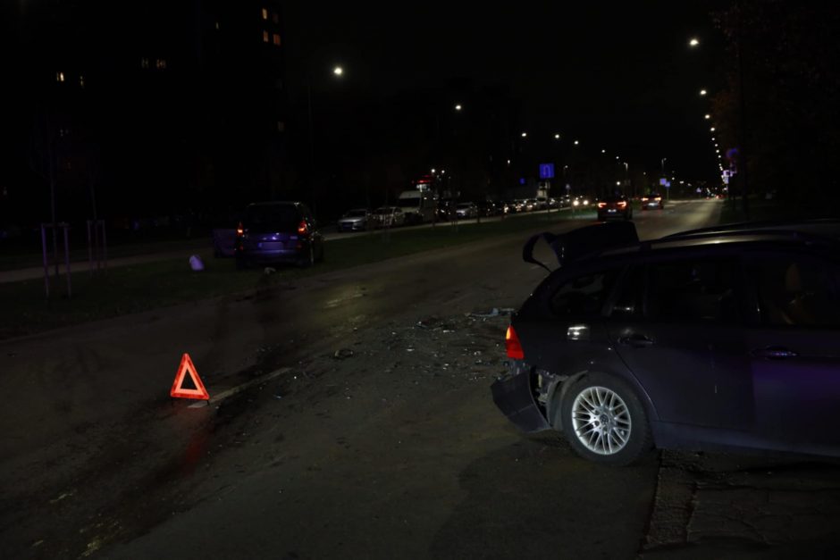 Avarija Šiaurės prospekte: po smūgio automobilių detalės pažiro kelyje