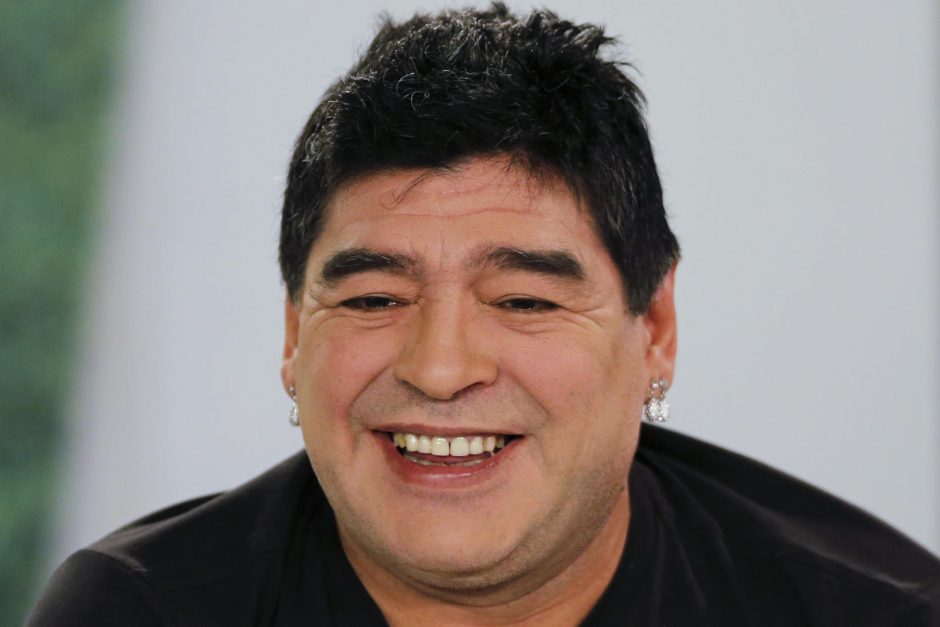 D. Maradona nusiuntė rožių puokštę kadenciją baigiančiai Argentinos prezidentei