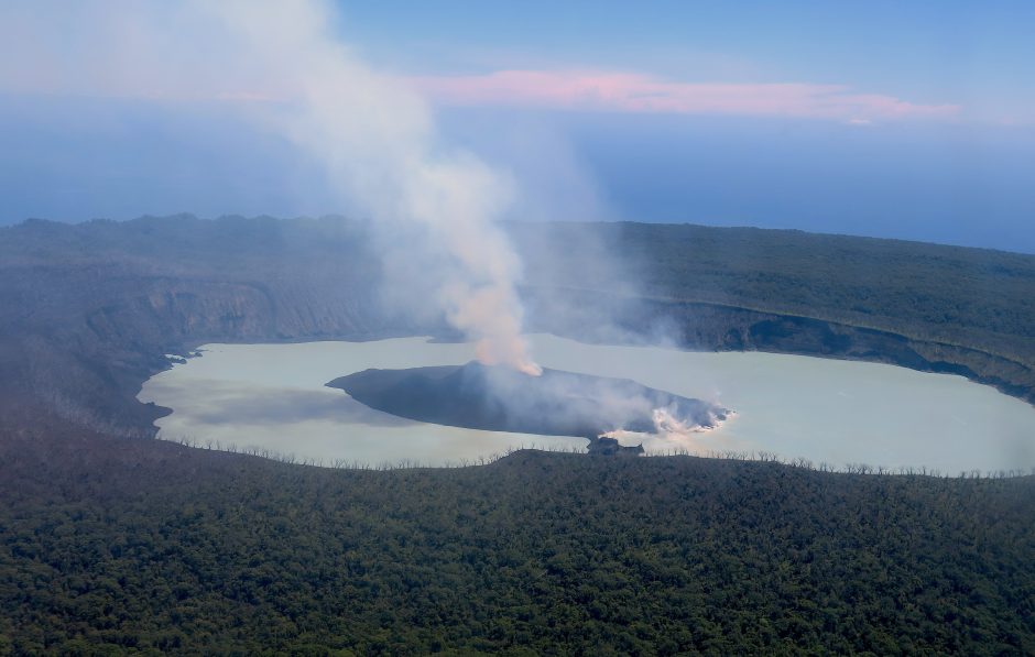 Išsiveržus ugnikalniui evakuojama viena Vanuatu salų