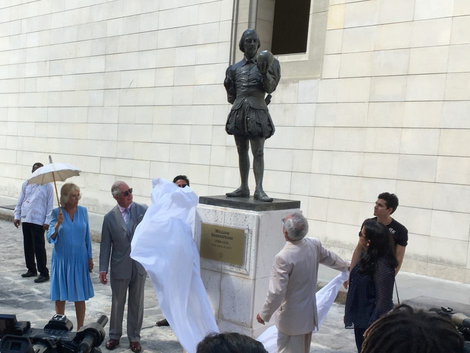 Princas Charlesas Havanoje atidengė W. Shakespeare'o statulą