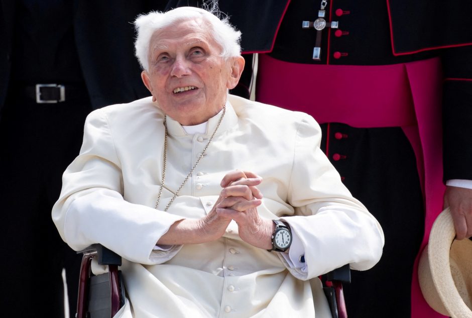 Kilus vaikų išnaudojimo skandalui, popiežius emeritas Benediktas XVI prašo atleidimo