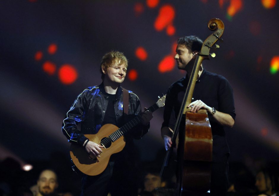 Adele gavo tris „Brit Awards“, apdovanojimams atsisveikinus su atskiromis lyčių kategorijomis