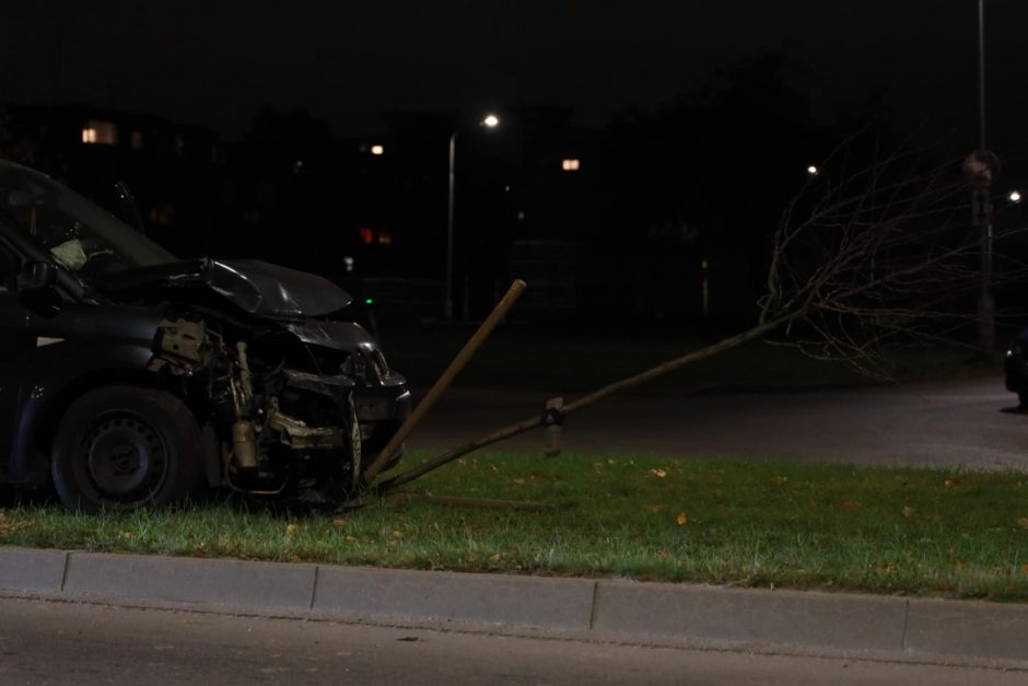 Avarija Šiaurės prospekte: po smūgio automobilių detalės pažiro kelyje