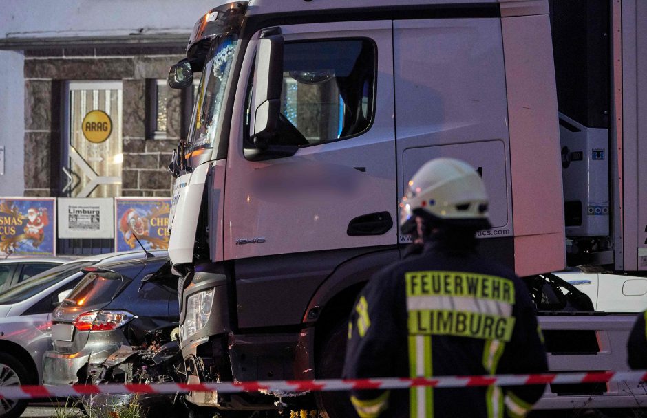 Vokietijoje sunkvežimis rėžėsi į aštuonis automobilius, sužeista 16 žmonių