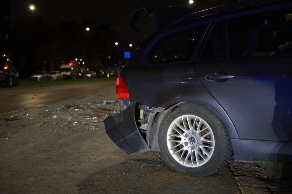 Avarija Šiaurės prospekte: po smūgio automobilių detalės pažiro kelyje