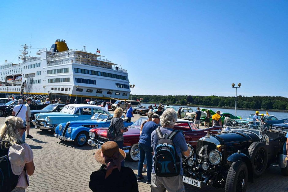 Klaipėdos senamiestyje – įspūdingas istorinių automobilių šou