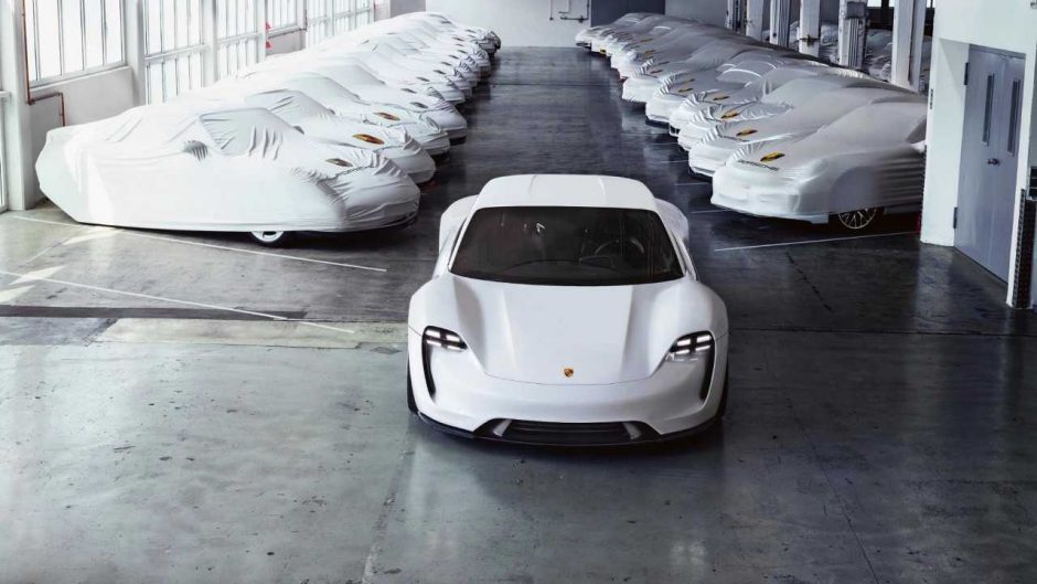 „Porsche“ investuos į hibridinių ir elektrinių automobilių gamybą