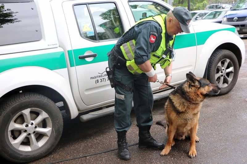 Žiedą sužadėtinei bandė pagrobti iš juvelyrinės parduotuvės