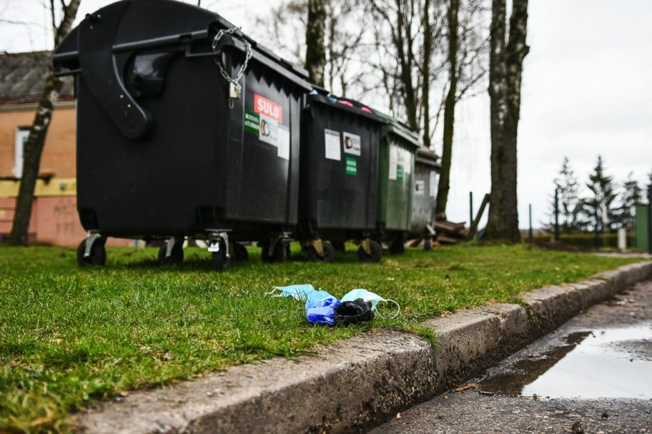 Gyventojai pakraupę: iš konteinerių panaudotas kaukes traukia ir dėvi benamiai