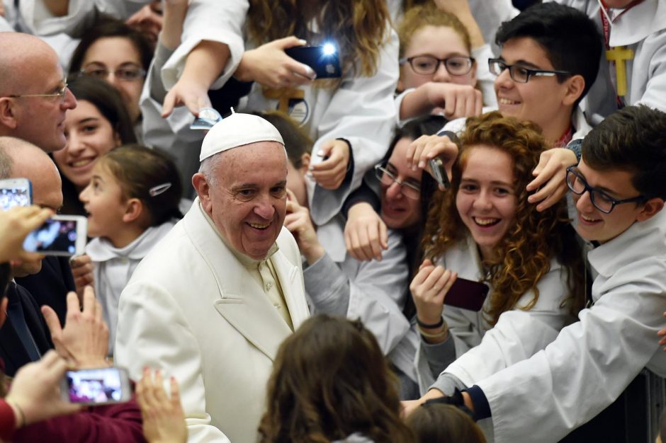Popiežius choristams prisipažino, kad dainuoja ne geriau už asilą