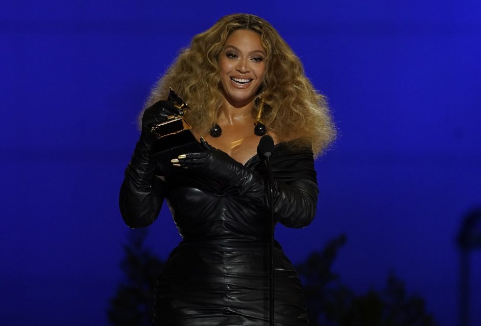 „Grammy“ muzikos apdovanojimuose net keturias statulėles pelnė Beyonce