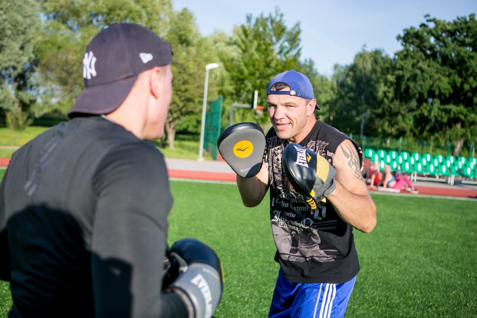 Bokso ringe – karalius, namuose – mylintis vyras ir tėtis