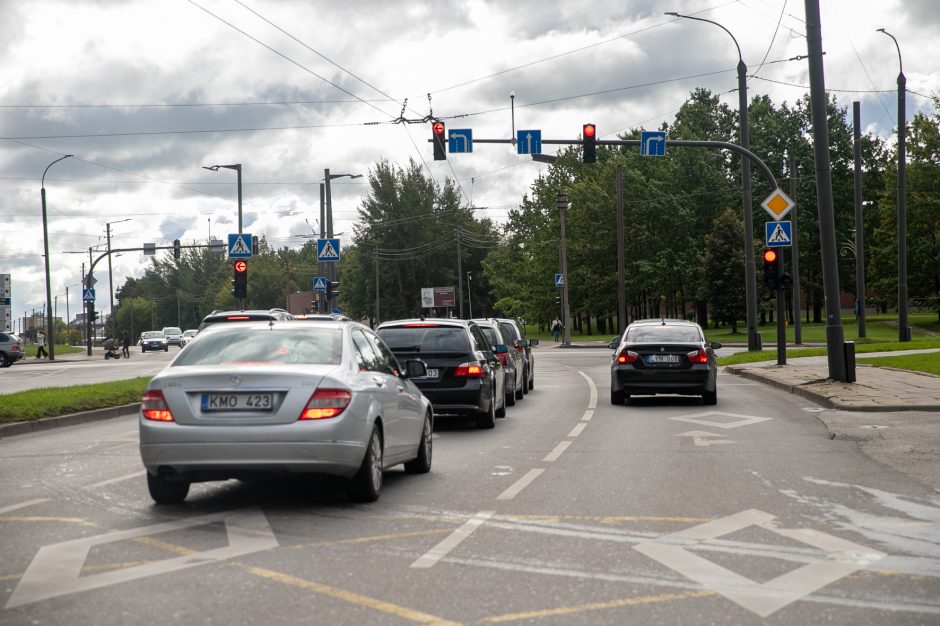 Vairuotojai skundžiasi dėl sankryžos: eismas nejuda taip efektyviai, kaip galėtų