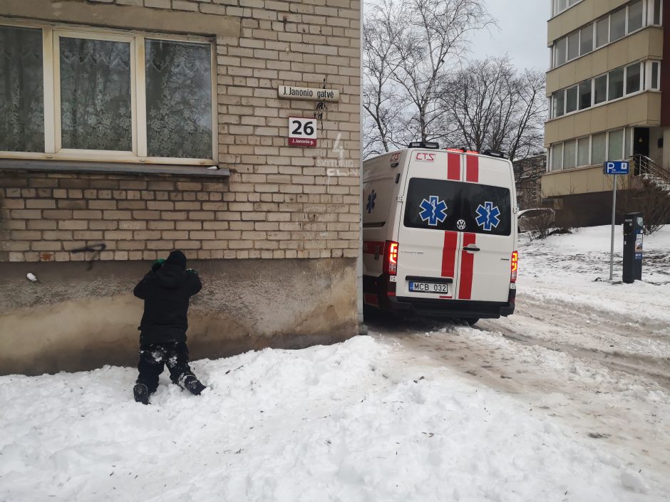 Medikus gaišina troškulio kankiniai: šildosi pigiu alkoholiu