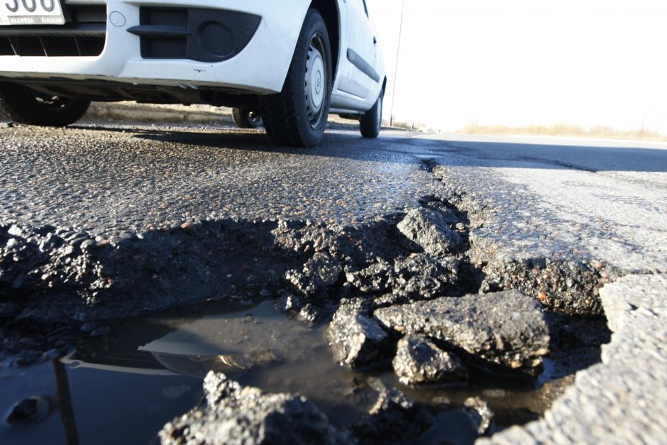 Skundai dėl duobių keliuose: kas turėtų atlyginti žalą?