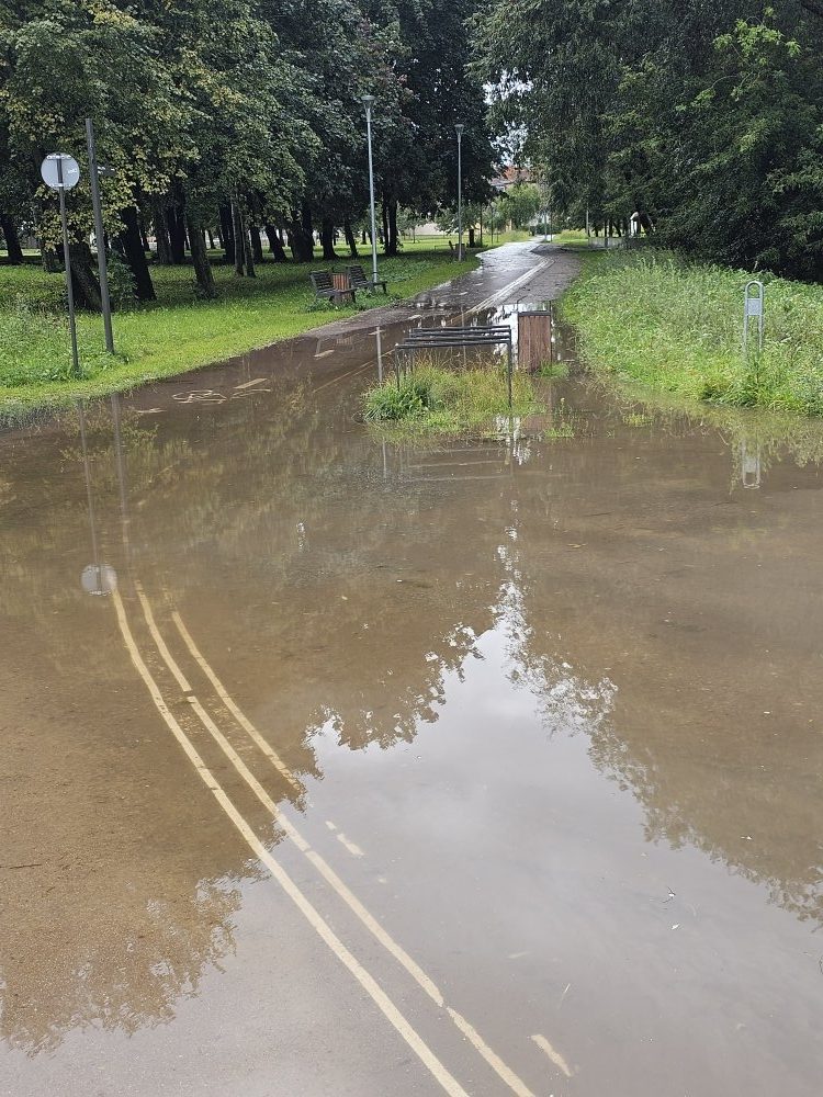 Nustebino vaizdas Malūno parke: po vandeniu atsidūrė takai ir aikštelės