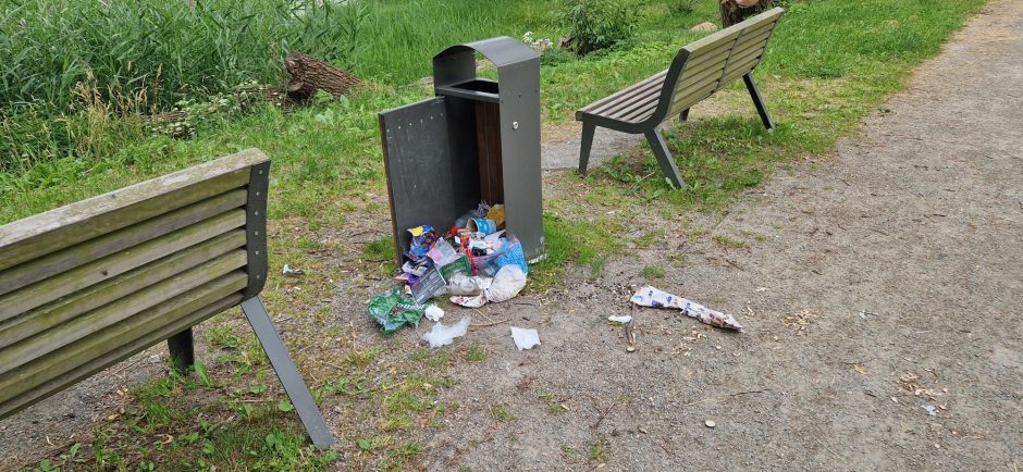 Vandalų taikinys Malūno parke – šiukšlinės