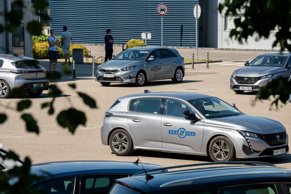 Automobilio „Regitroje“ niekaip neįregistruojanti šeima: tapome situacijos įkaitais