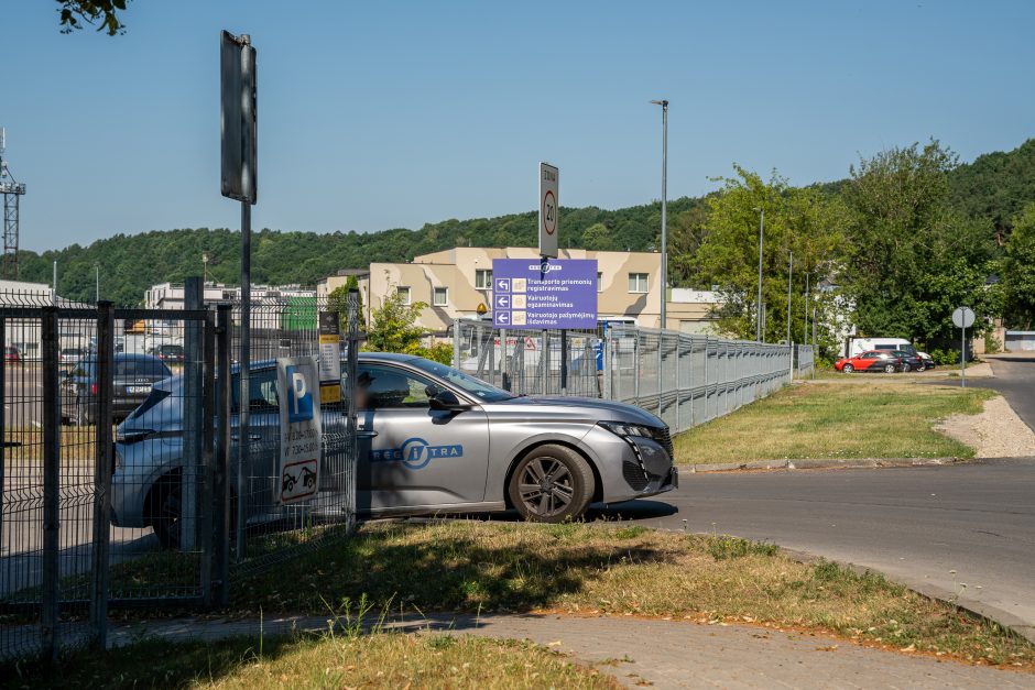 Automobilio „Regitroje“ niekaip neįregistruojanti šeima: tapome situacijos įkaitais