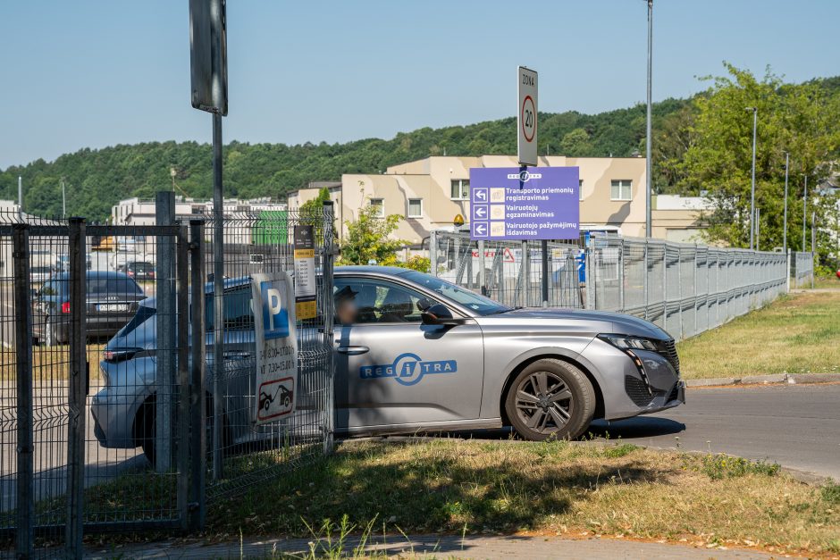 Automobilio „Regitroje“ niekaip neįregistruojanti šeima: tapome situacijos įkaitais