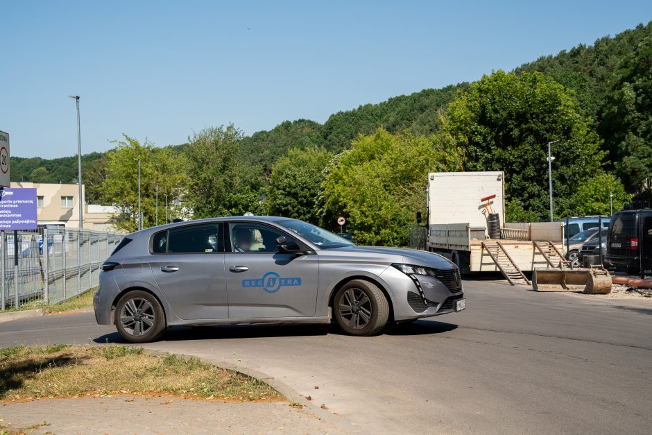 Automobilio „Regitroje“ niekaip neįregistruojanti šeima: tapome situacijos įkaitais