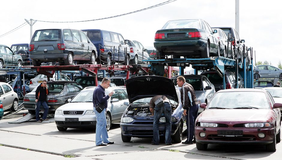 Į Kauno automobilių turgų plūsta ukrainiečiai