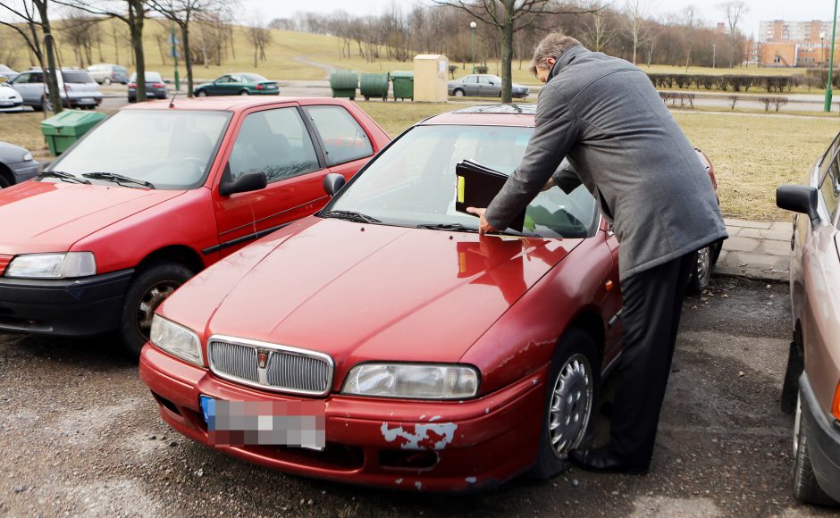 Kova dėl kiekvienos laisvos vietos: klaipėdiečius erzina apleisti automobiliai kiemuose