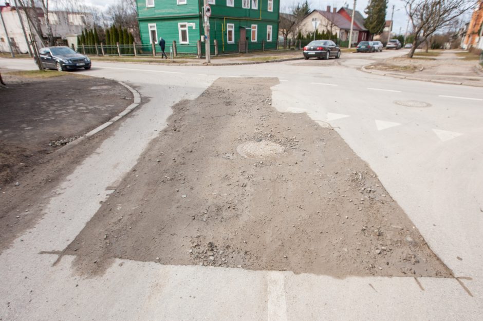 Kauniečiai toliau kovoja dėl sugadintos gatvės dangos: nustokite tyčiotis