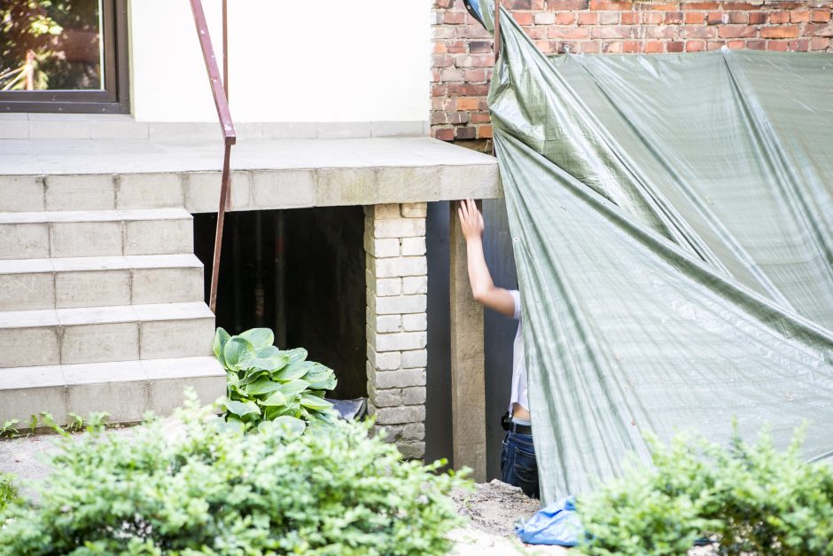 Bauginanti tyla: namas Žaliakalnyje tarsi kabo ore